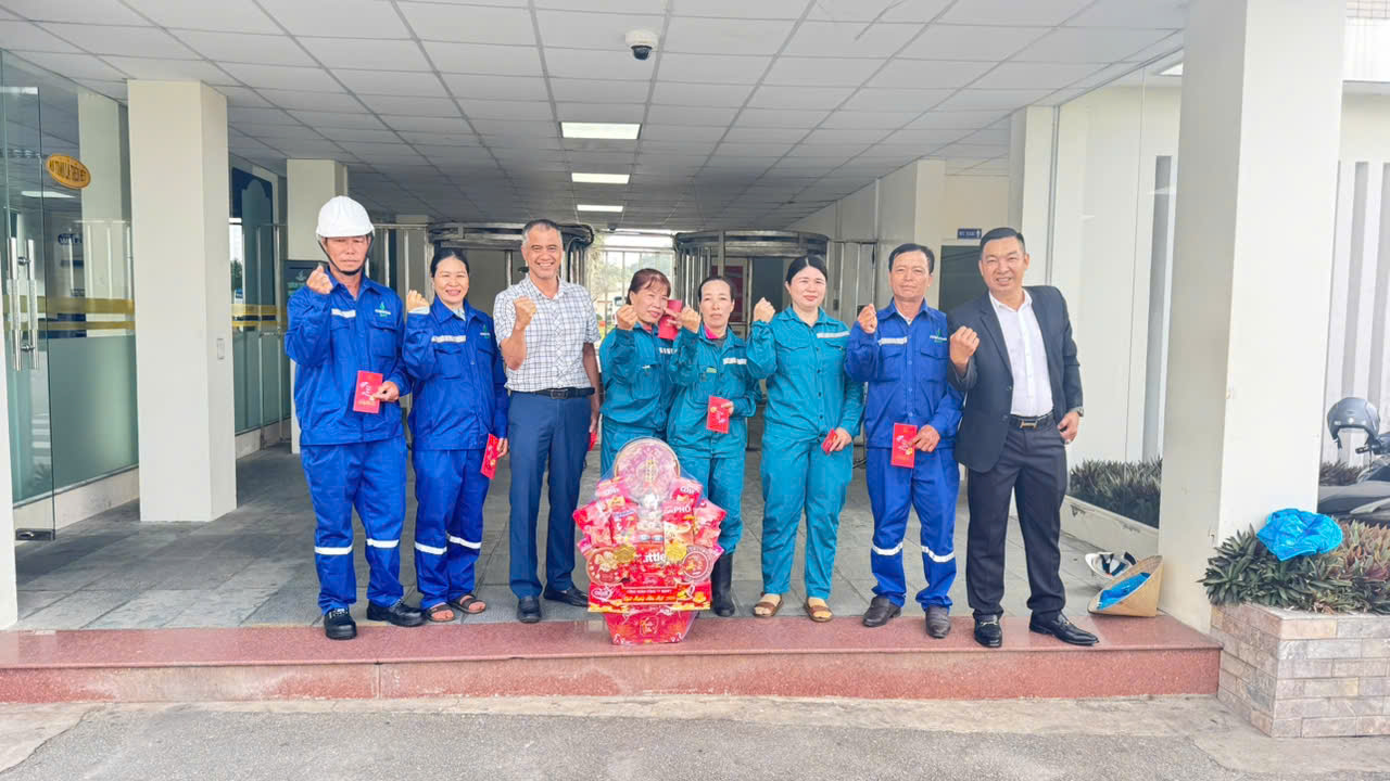 Công đoàn BSPPT thăm hỏi, động viên người lao động trực Tết Bính Ngọ